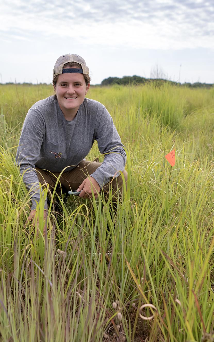 Danielle Simmons in a grassland at the 河田校区